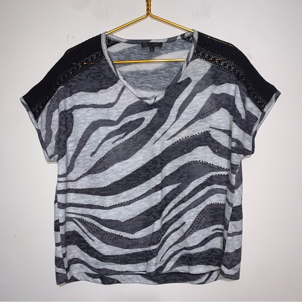 DC Black and Gray Zebra Print V-Neck Tee Large